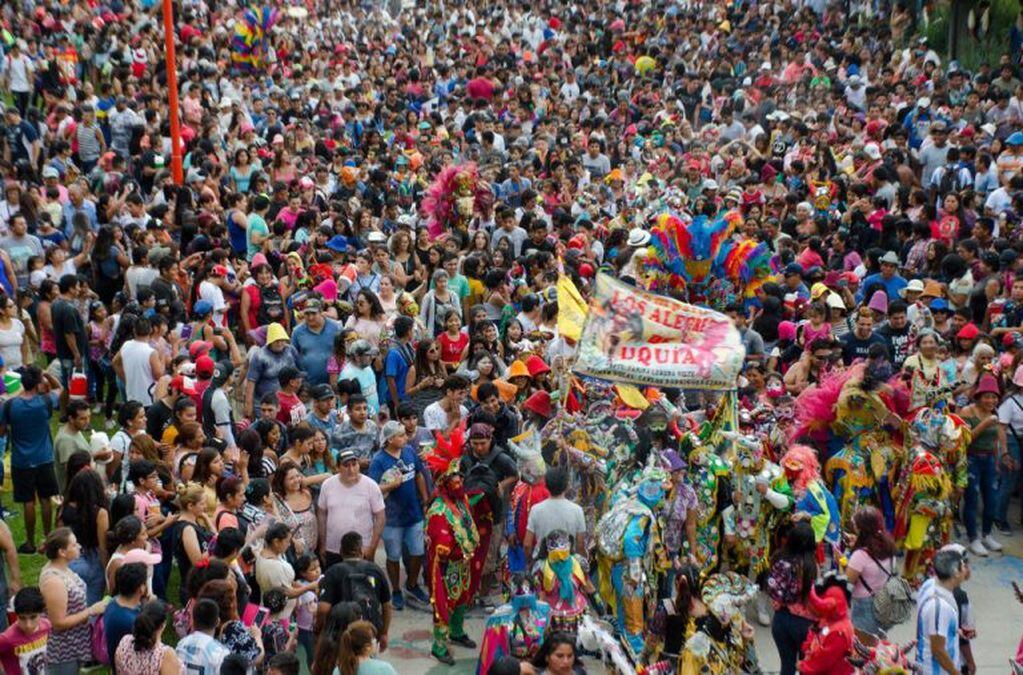 Una multitud acompañó en los últimos años el "simulacro" de la bajada de los "diablos" de Uquía, en San Salvador de Jujuy.