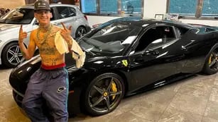 L-Gante amplió su colección de autos: se compró una Ferrari negra de medio millón de dólares y pagó en efectivo