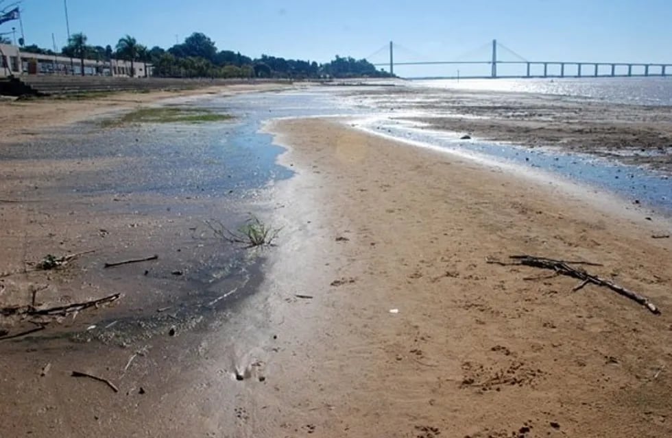 Así se encuentra el río Paraná ante la baja de la marea.