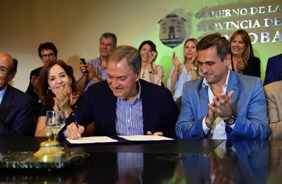 El gobernador Juan Schiaretti y el intendente Ramón Mestre firman el acuerdo por el traspaso de subsidios de la Provincia a la Municipalidad.