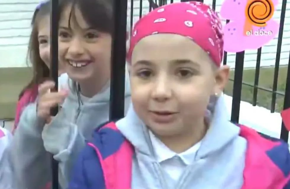 Sarita, la cordobesita que después de nueve meses de luchar contra la leucemia volvió a la escuela. (Captura El Doce TV)