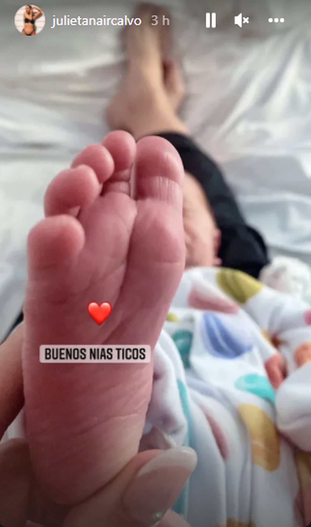 Julieta Nair Calvo enterneció las redes con una foto del pequeño pie de su bebé.