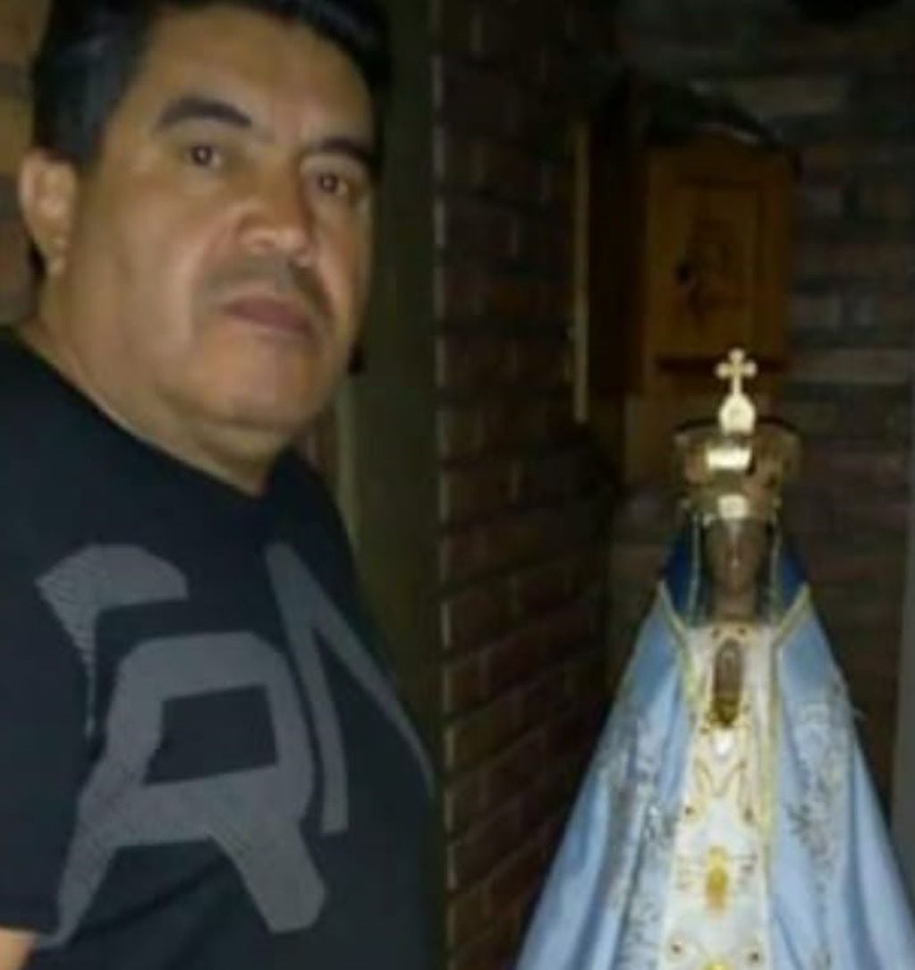 César Moreno, junto a una figura de la Virgen María. "Toda la vida le he agradecido por el milagro de estar vivo", confiesa el cordobés, que también destaca a sus compañeros Calcara, González, Rivero y Olivé, quienes lo asistieron tras ser herido en combate, así como al oficial Vechietti.