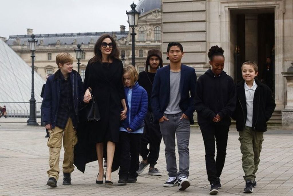 Angelina, junto a sus hijos. (Foto:Web)