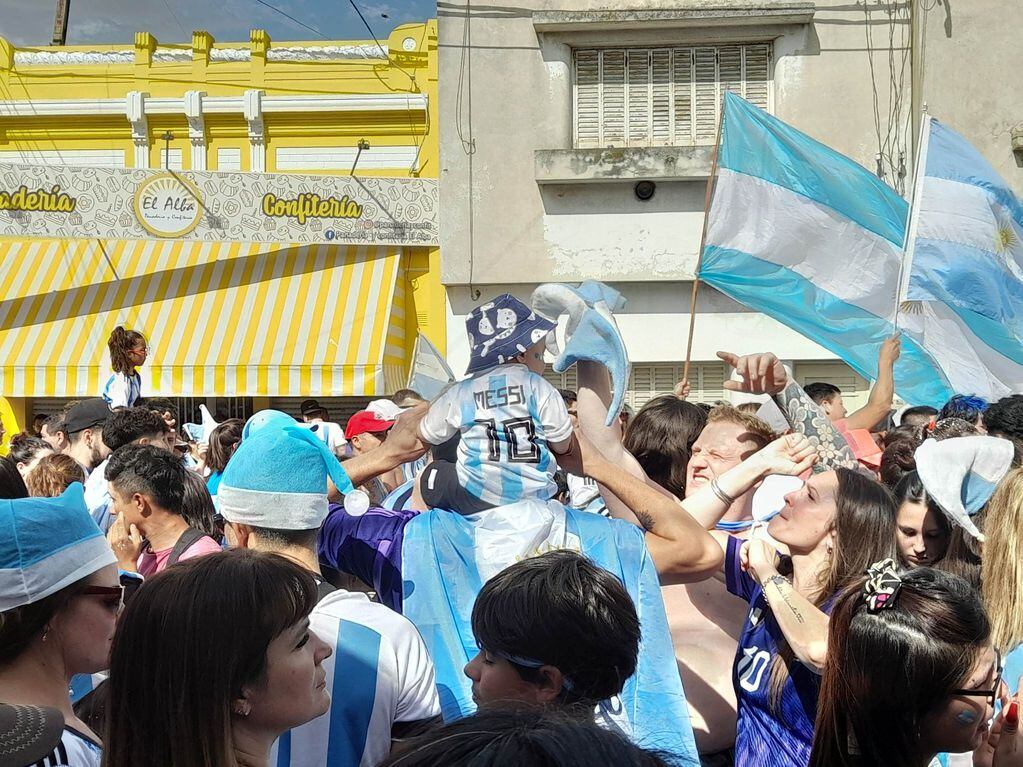 Argentina es campeón y así lo vivió una multitud de puntaltenses