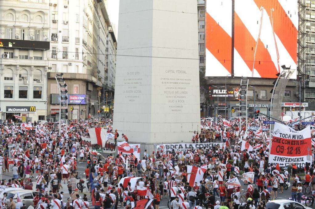 Festejos de los hinchas de River en el Obelisco a dos años de ganar la final de la Copa Libertadores ante Boca (Foto: Clarín)