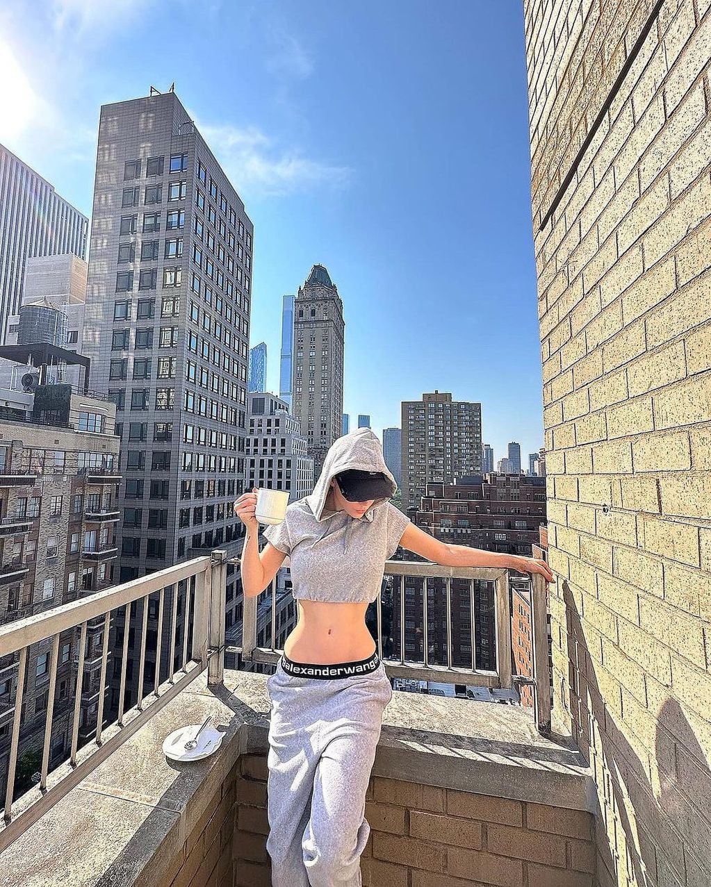 Belinda encendió Instagram desde Nueva York con un conjunto deportivo