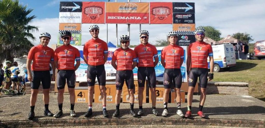 El Nadalez Team, uno de los tantos equipos que cada fin de semana "pedalean" la provincia.