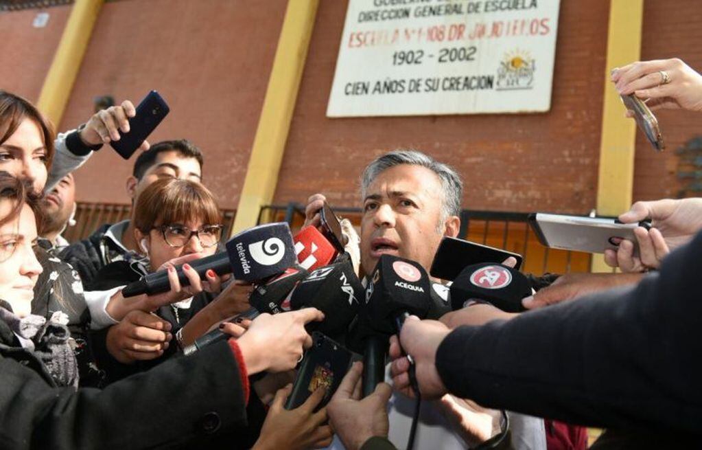 Cornejo habló con la prensa en la puerta de la escuela Lemos.