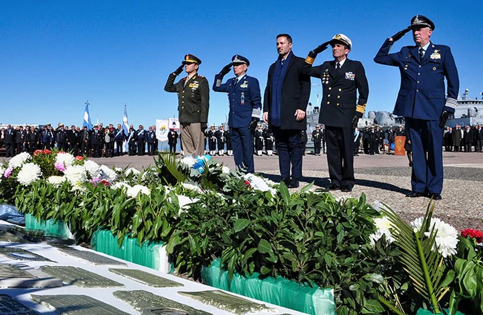 En la Base Naval se realizó el acto central por el 42° aniversario del hundimiento  del Crucero General Belgrano.