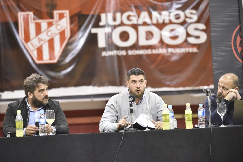 Juan Manuel Cavagliatto, presidente de Instituto, encabezó en el Sandrín la asamblea ante los socios. (Ramiro Pereyra / La Voz)