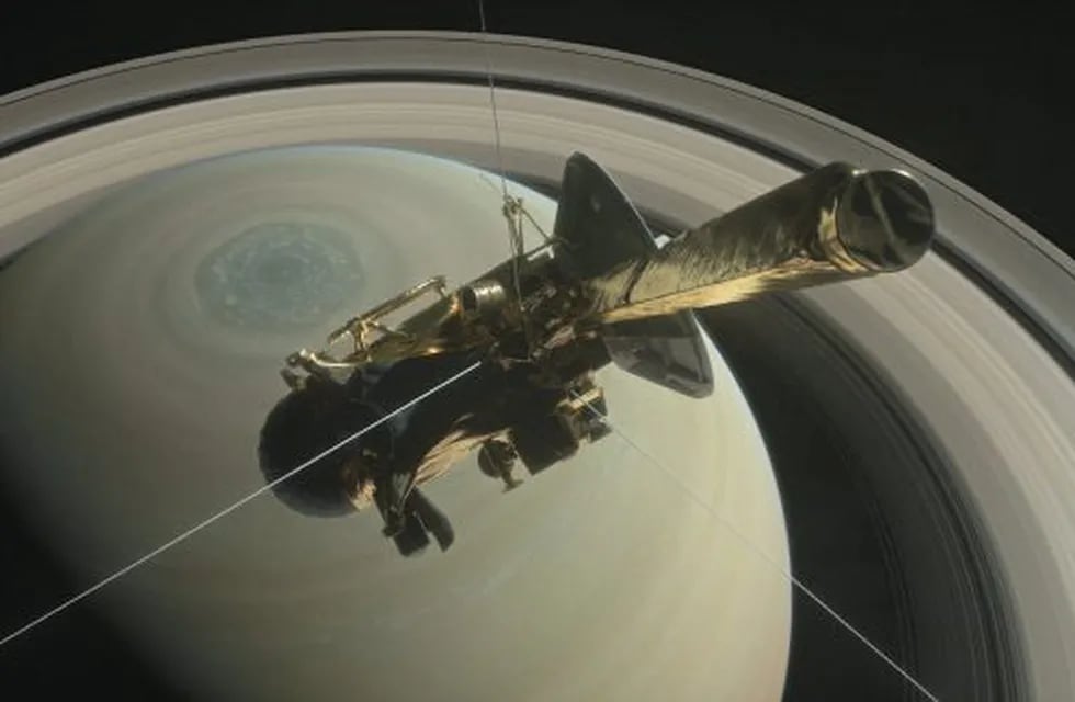 ES04 ESPACIO 26/04/2017.- Ilustración de la NASA que muestra la sonda cassini sobre el hemisferio norte de Saturno. En las primeras horas del pasado su00e1bado, Cassini pasó cerca de Titu00e1n, la luna mu00e1s grande de Saturno, para alterar su órbita con ayuda de la gravedad. EFE/Nasa/Jpl-Caltech/Space Science I Su00d3LO USO EDITORIAL/PROHIBIDA SU VENTA