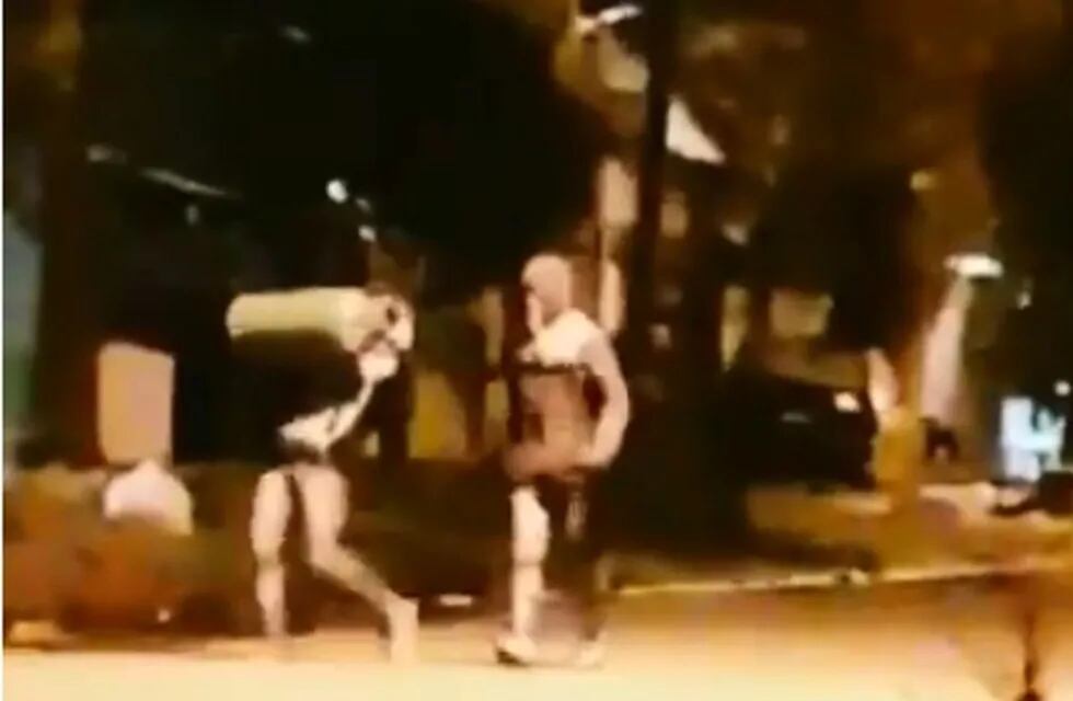 El video muestra a los delincuentes huyendo a pie con la garrafa.