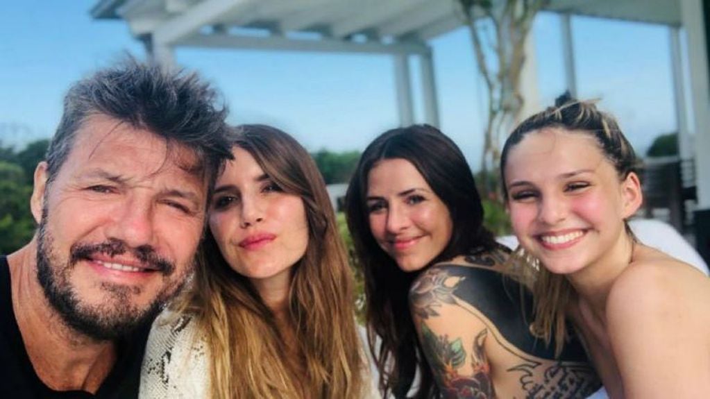 Marcelo Tinelli junto a sus tres hijas Micaela, Candelaria y Juanita (Web)