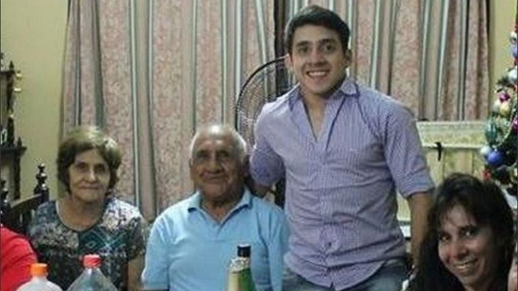 Agustín junto a su abuelo y su familia.