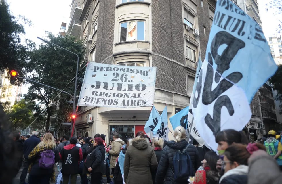 Cientos de militantes se acercaron este lunes al departamento de Cristina Kirchner en Recoleta.