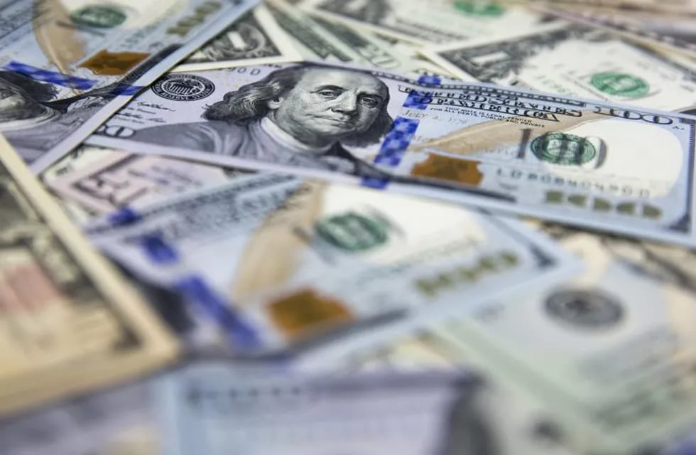 El dólar abrió en baja y se vende a $38,60 en el Banco Nación.