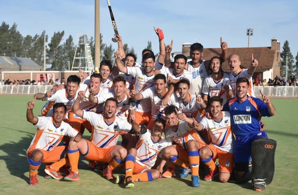 Los puntaltenses Lucio Simoncini y Matías Leiva (Puerto Belgrano), Christian Tomei (Rosario Puerto Belgrano)  y Leonardo Pedrozo (El Nacional) integraron el plante del Bahía Blanca que se consagró campeón