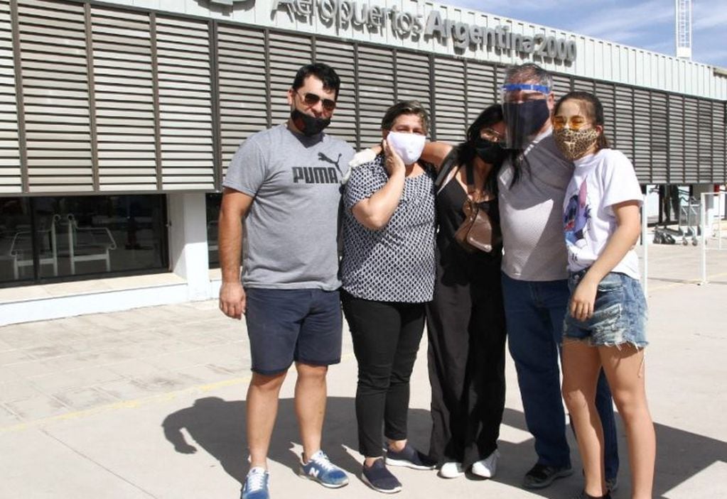 María Gabriela (centro) pudo regresar de Portugal tras una larga ausencia