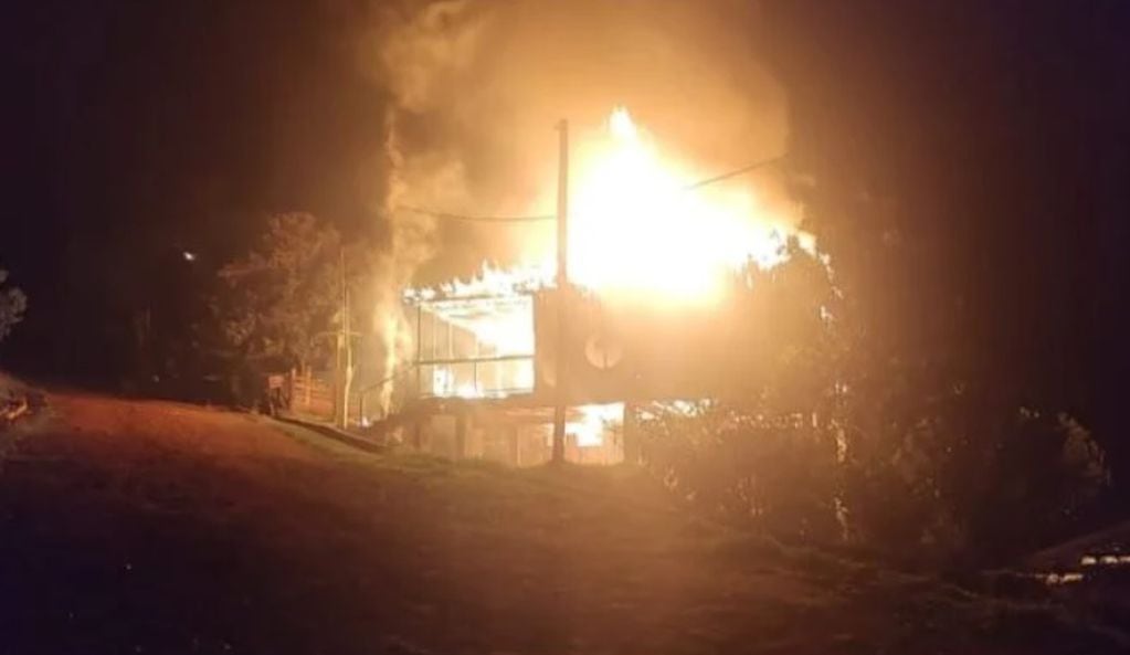 Panambí: una vivienda fue arrasada por el fuego y su propietario logró salvar su vida de milagro.
