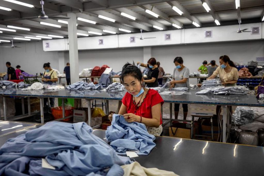 Mujeres trabajan en la industria textil, China no regristó nuevos casos de coronavirus (Foto: EFE/EPA/ALEX PLAVEVSKI)