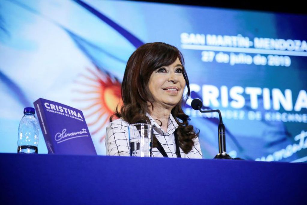 Fotografía cedida por el Frente por Todos muestra a la candidata a vicepresidenta Cristina Fernández, en julio durante una presentación de su libro "Sinceramente" en Mendoza. Crédito: EFE/Partido Frente por Todos.