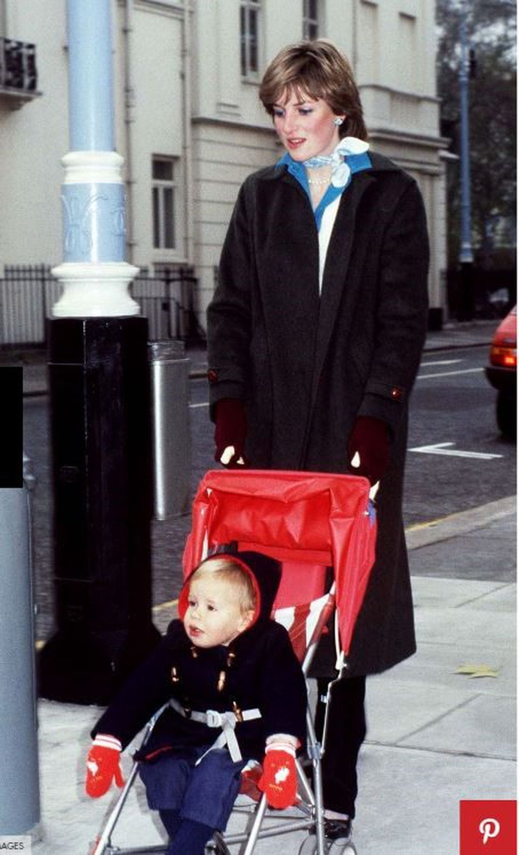 1980. Paseando por el distrito de Eaton Square en Londres durante su etapa de niñera con 19 años.