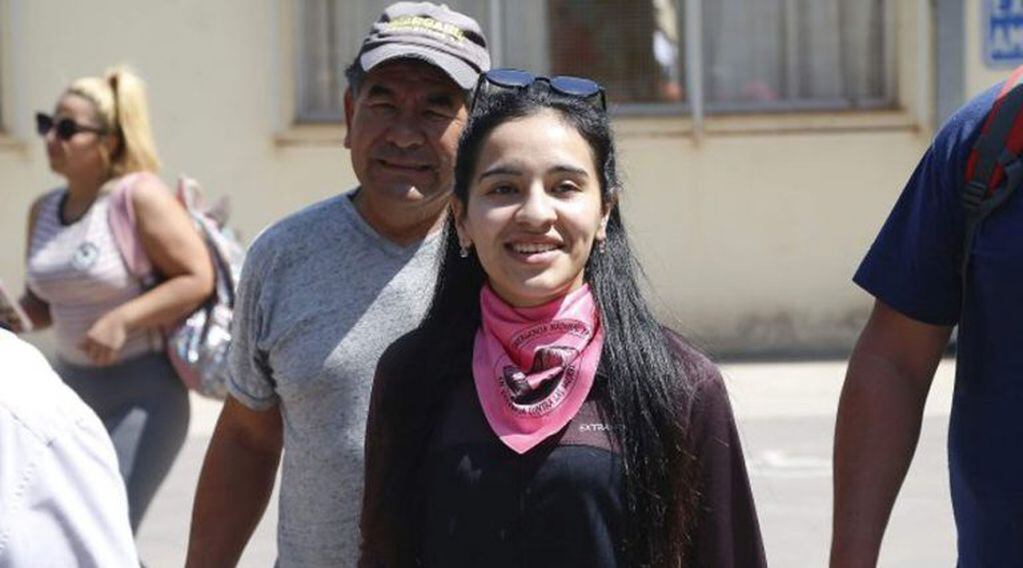 Nadia, sonriente, junto a su padre, saliendo del Hospital (La Arena)