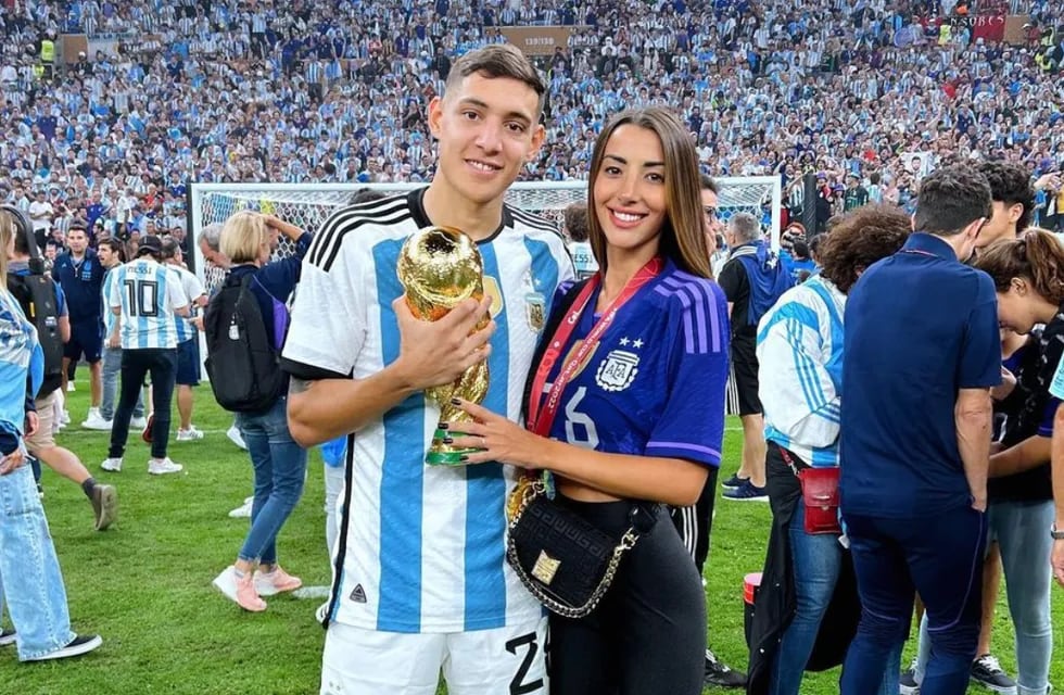 Nahuel Molina y su novia Barbi Occhiuzzi con la Copa del Mundo.