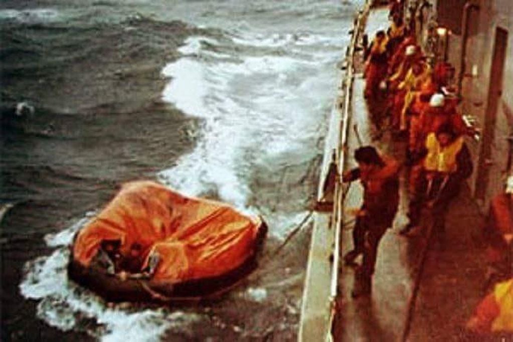 Las operaciones de rescate de los sobrevivientes. La mayoría pasó más de 24 horas a la deriva, incluida la tormentosa noche del 2 al 3 de mayo del ´82.