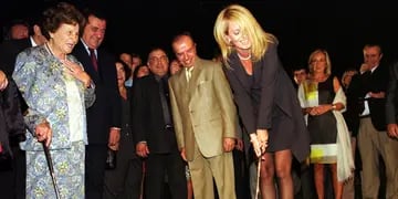 Carlos Menem junto a Cecilia Bolocco jugando al golf