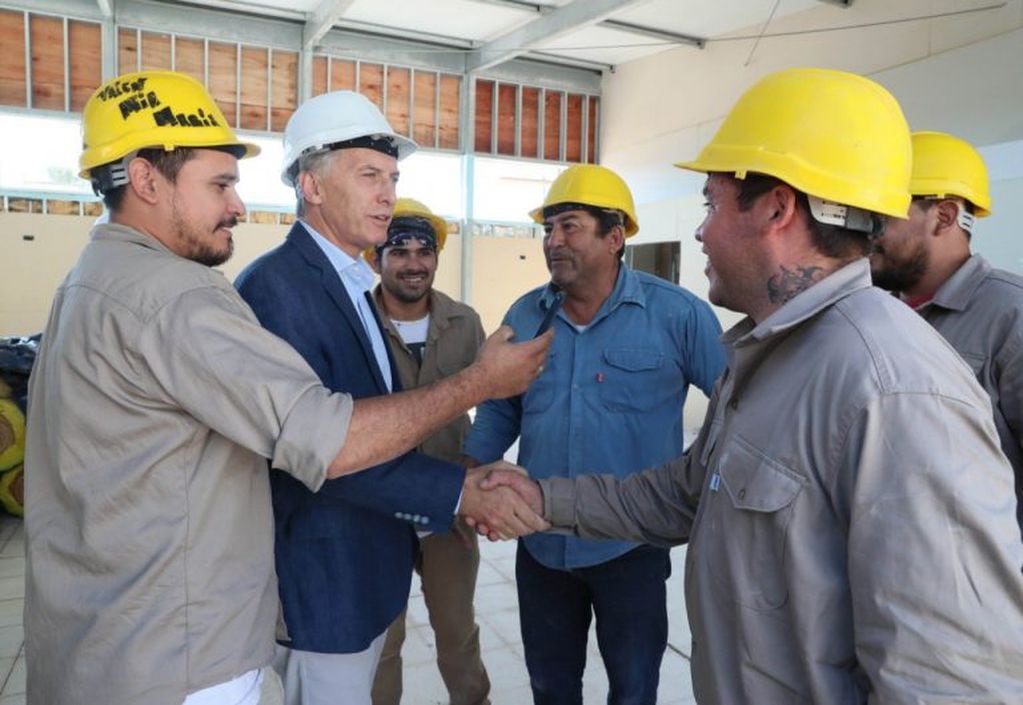 Macri fue a saludar a los obreros que trabajan en la construcción de un jardín en Quimilí