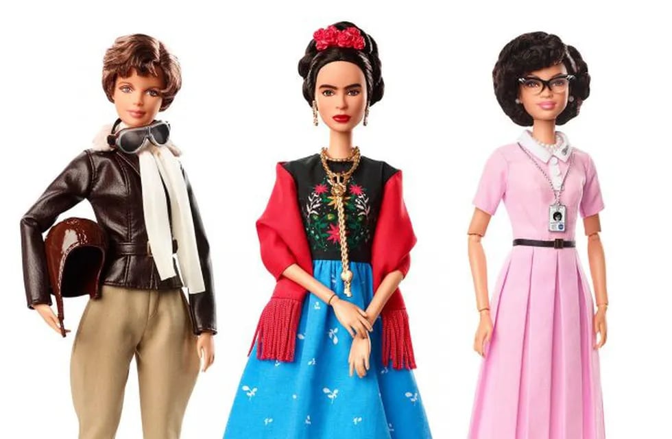 Por el Día de la Mujer, presentan muñecas Barbie de Frida Kahlo y otras 16 mujeres emblemáticas.