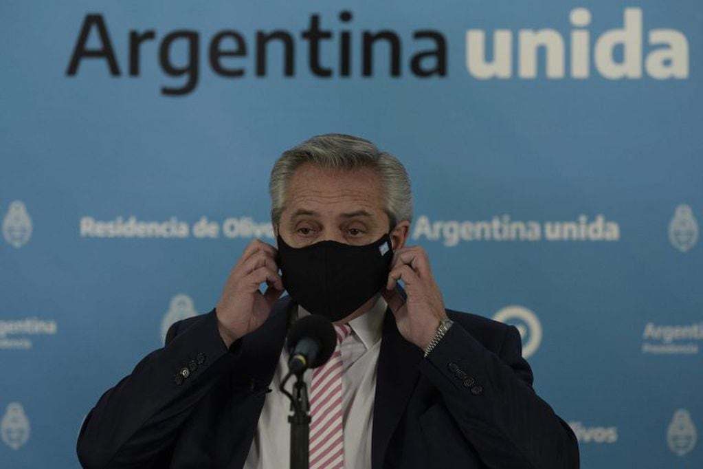 El presidente de Argentina, Alberto Fernández, llega a una conferencia de prensa.