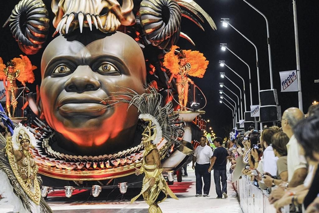 Las gigantescas carrozas del Carnaval de Gualeguaychú 2022. Foto: Télam