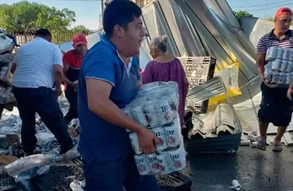 Un camión con cervezas volcó (Foto: @Juan_CeronPerez)