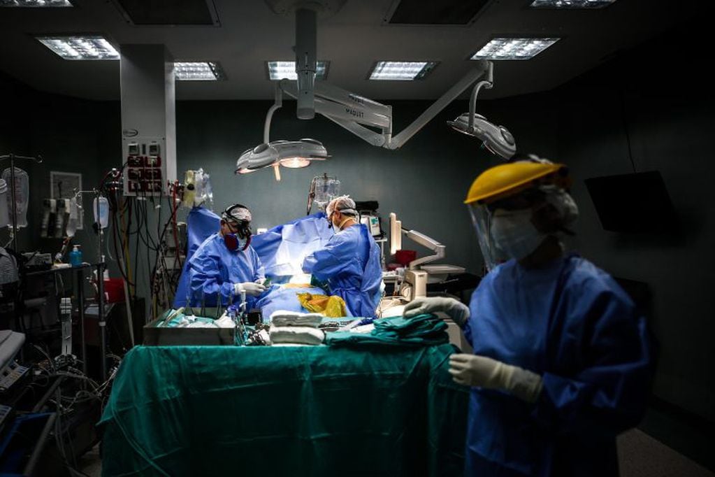 Personal médico realiza una cirugía bajo medidas de protección de bioseguridad en el Hospital El Cruce de Florencio Varela (Foto:EFE/ Juan Ignacio Roncoroni)