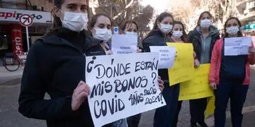 Protesta. Mendoza 1 de julio de 2021  Trabajadores de la salud protestaron por las calles de Mendoza y Casa de Gobierno reclamando aumento salarial y bonos adeudados.  Foto: Ignacio Blanco / Los Andes