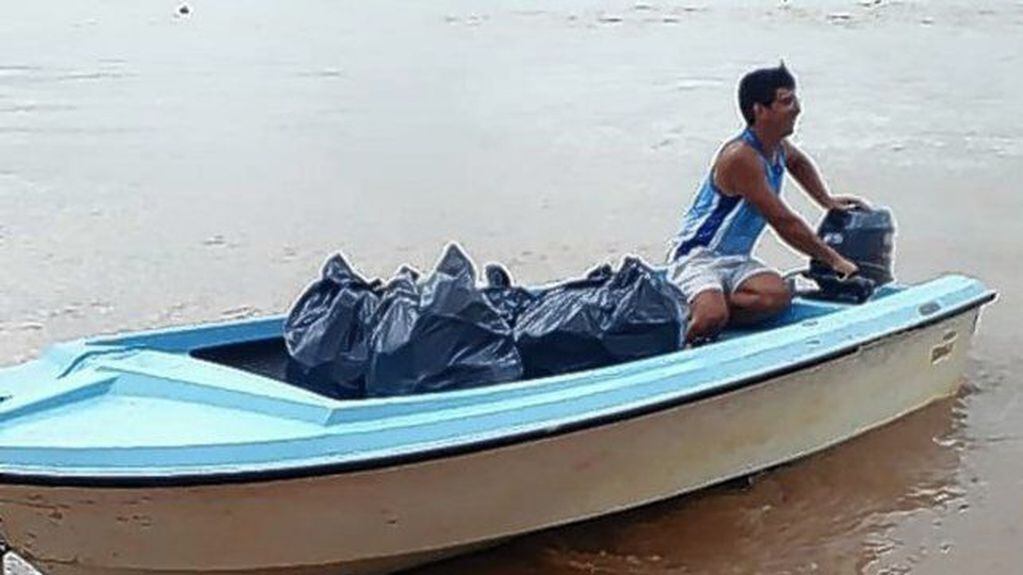 Los jóvenes llenaron bolsas con basura recolectada de la costa