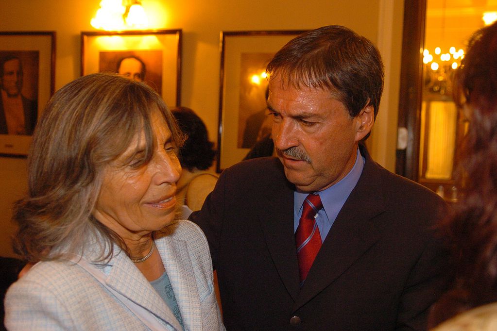 Sonia Torres, presidenta de Abuelas de Plaza de Mayo en Córdoba, recibe un subsidio de la provincia de la mano de Juan Schiaretti en 2006. (Archivo / La Voz)