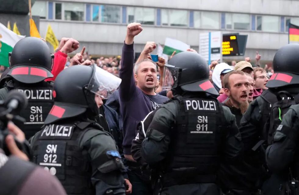 27/08/2018, Alemania, Sajonia: Oficiales de policía supervisan una protesta de manifestantes derechistas para evitar un choque de grupos de derecha e izquierda. La Policía alemana abrió el 28/08/2018 una investigación contra diez personas que presuntamente hicieron el saludo nazi durante una manifestación ultraderechista que tuvo lugar este lunes por la noche en la ciudad de Chemnitz en la que se registraron episodios violentos y hubo al menos seis heridos. \r\n(Vinculado al texto de dpa \
