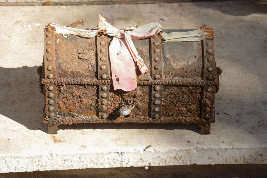 El cofre fue encontrado en la plaza de San Martín, mide 30 x 15 centímetros y está cerrado con candado.