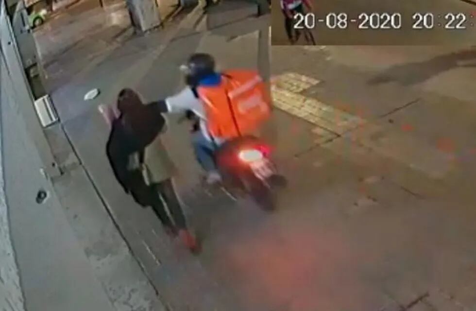 Delincuente con mochila de delivery le roba a una periodista.
