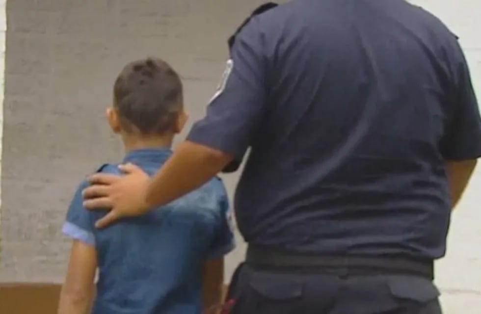 El niño que quiso robar una joyería de Moreno fue entregado a la Policía por su propia madre.