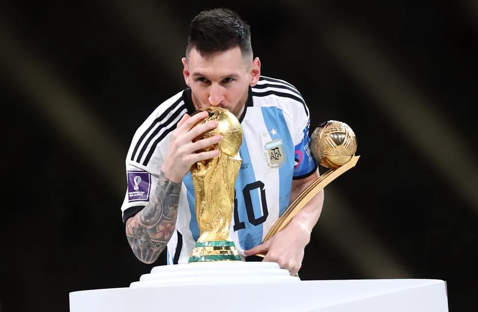 Se cumple un mes del beso más esperado de la historia del fútbol argentino: Lionel Messi y la Copa del Mundo.