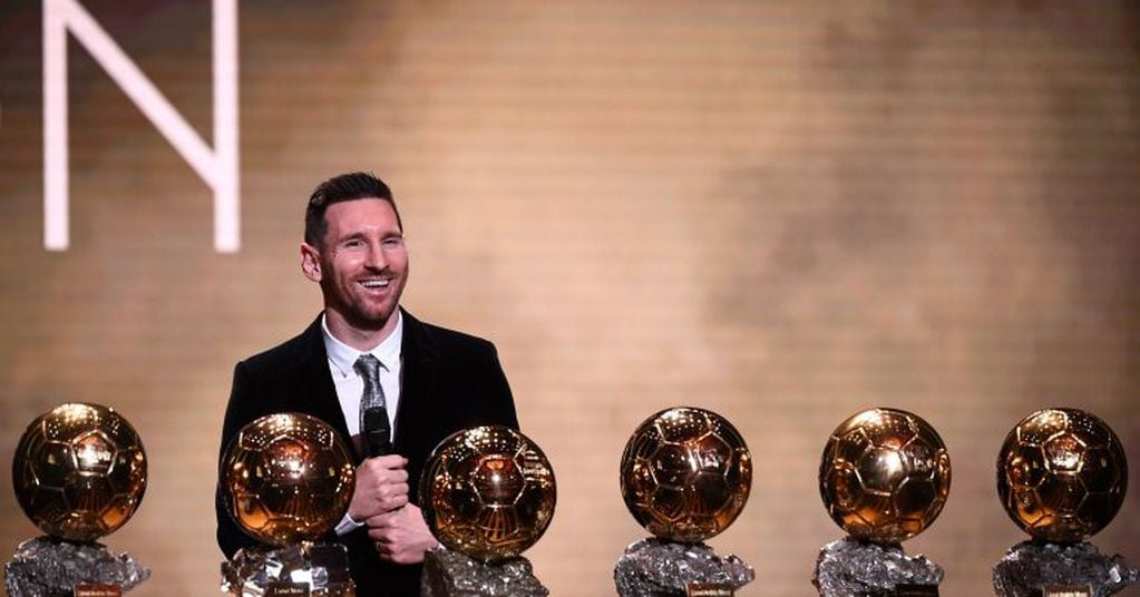 Lionel Messi con el Balón de Oro (Foto: AFP)