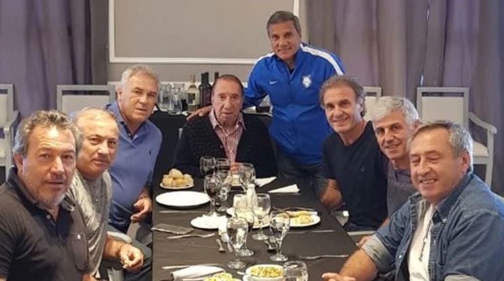 Carlos Bilardo en un almuerzo con algunos de sus ex dirigidos (Foto: web)
