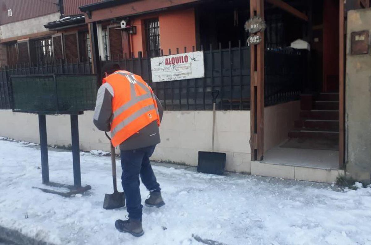 La Municipalidad y el PAMI realizaron limpieza de veredas de adultos mayores