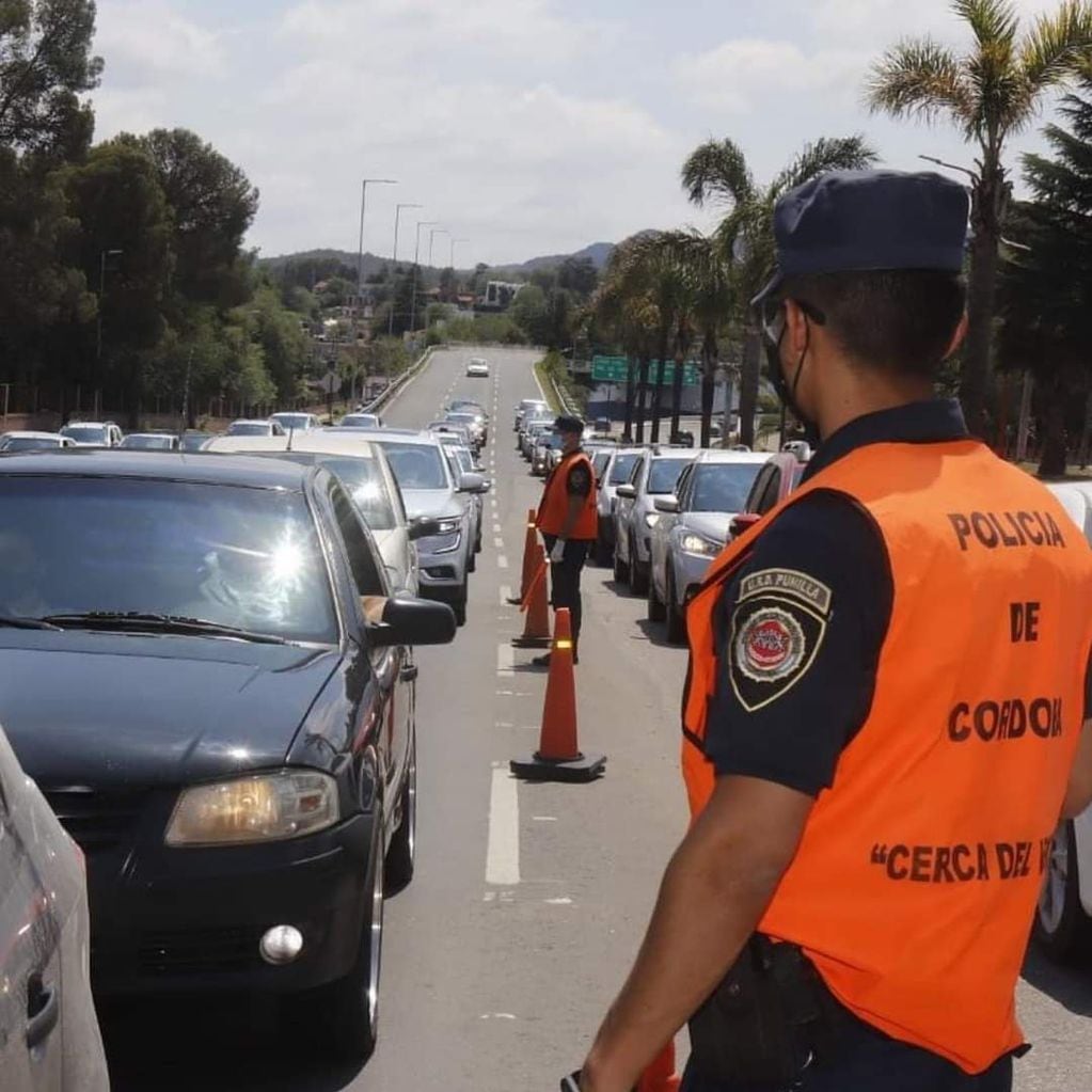 Constante ingreso de vehículos en uno de los ingresos a Villa Carlos Paz durante este "finde largo".