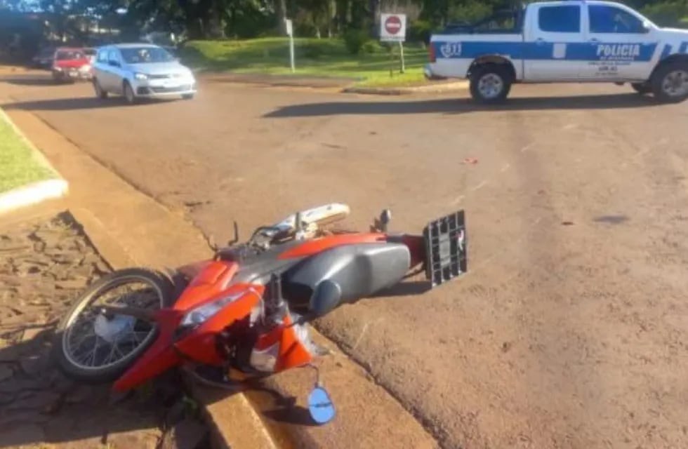 Accidente vial en Aristóbulo del Valle dejó a un motociclista herido.